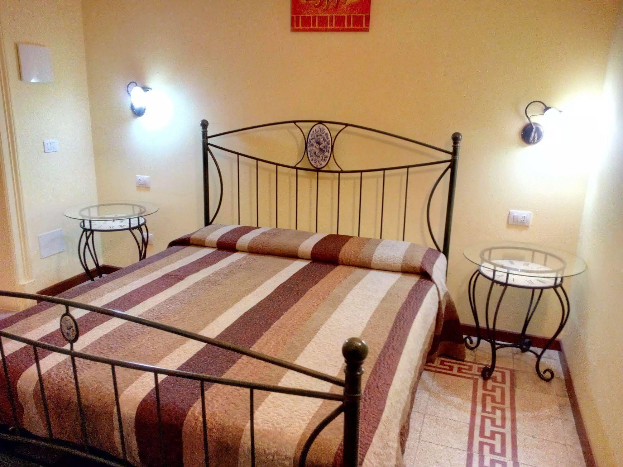 Palazzo Aprile Hotel กัลตาจีโรเน ภายนอก รูปภาพ